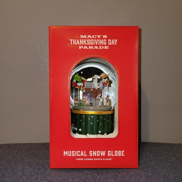 Macy's Thanksgiving Day Parade 2024 Musical Snow Globe - Picture 2 of 12